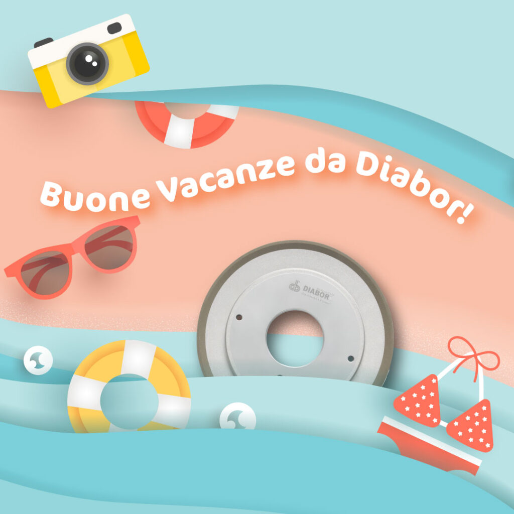 Una mola Diabor su una spiaggia come se fosse un salvagente, con vari oggetti che richiamano l'estate