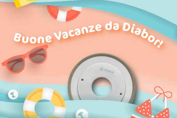 Una mola Diabor su una spiaggia come se fosse un salvagente, con vari oggetti che richiamano l'estate