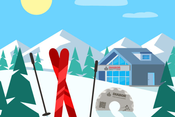 Illustrazione di un paesaggio invernale con montagne innevate, un sole luminoso e un piccolo edificio blu con l'insegna "Diabor". In primo piano, sci rossi incrociati, bastoncini e una mola con il logo del brand.